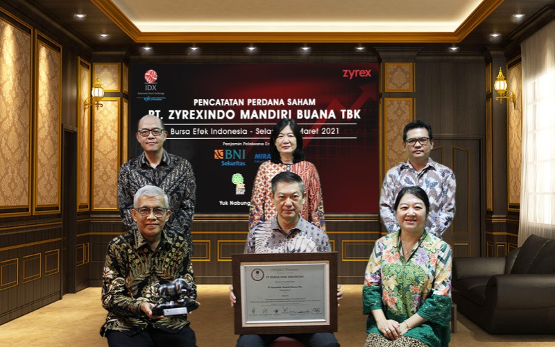 Jajaran direksi dan komisaris PT Zyrexindo Mandiri Buana Tbk (ZYRX) dalam seremoni pencatatan saham perdana di Bursa Efek Indonesia. - Istimewa