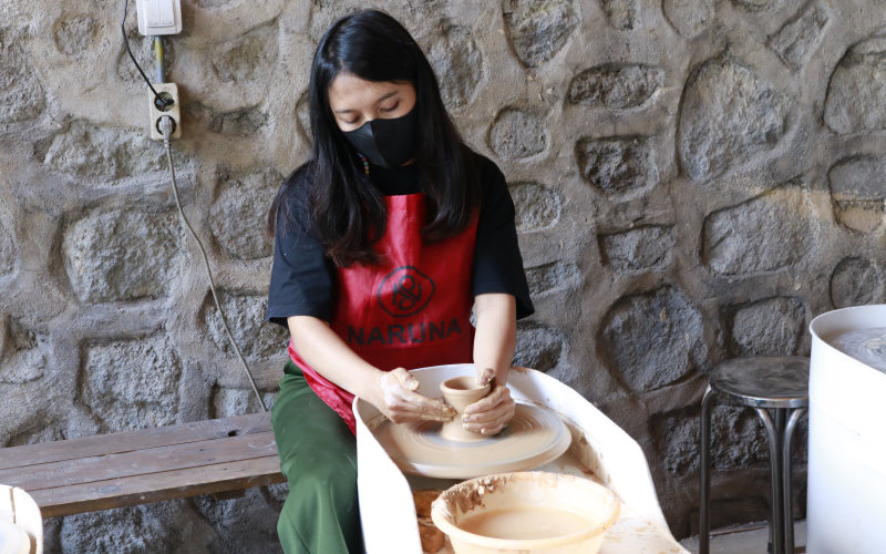 Proses produksi yang dilakukan salah satu karyawan Naruna Ceramic saat Tim Jelajah Investasi Jabar Jateng 2021 melakukan kunjungan ke Salatiga, Selasa (31/8/2021). - Bisnis/ Muhammad Faisal Nur Ikhsan