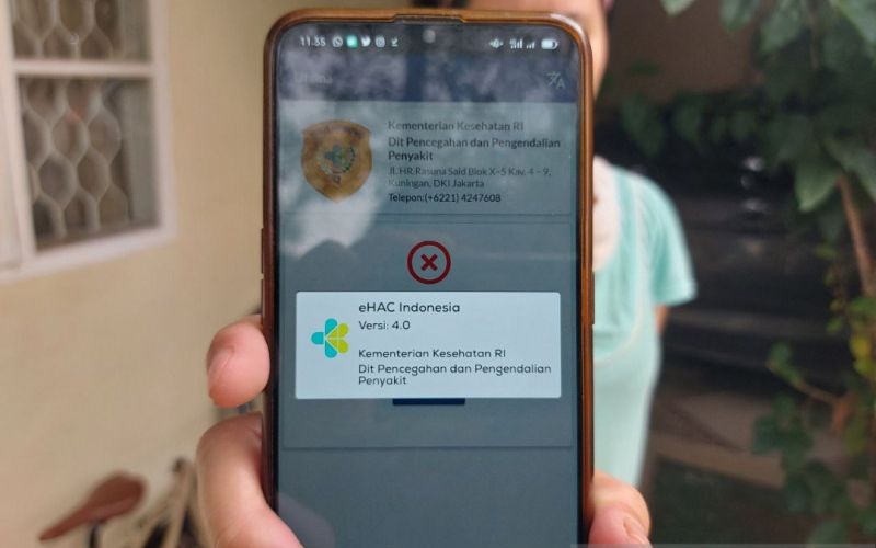 Seorang pengguna eHAC di Kota Bekasi, Jawa Barat, memperlihatkan aplikasi lama yang sudah tidak berfungsi, Selasa (31/8/2021). ANTARA - Andi Firdaus