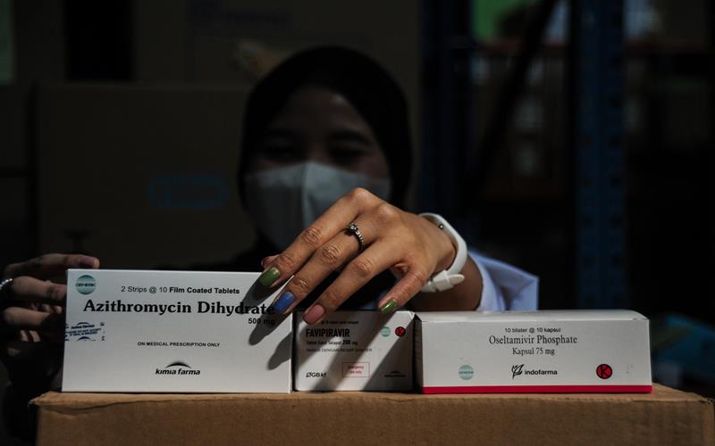Petugas menyiapkan obat Covid-19 di gudang instalasi farmasi Dinas Kesehatan Kota Bandung, Jawa Barat, Kamis (15/7/2021). Mulai hari ini, Pemerintah Pusat resmi membagikan sebanyak 300.000 paket obat gratis berupa multivitamin, Azithtromycin, dan Oseltamivir bagi pasien  Covid-19 yang menjalani isolasi mandiri di Pulau Jawa dan Bali. ANTARA FOTO - Raisan Al Farisi