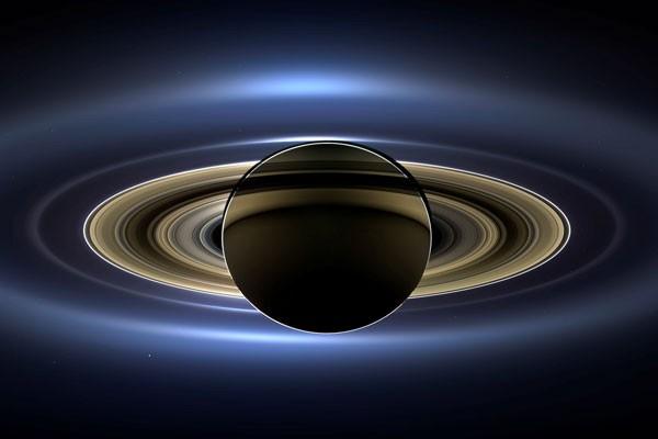 Citra Saturnus dengan warna alami di angkasa, pertama kalinya Saturnus, bulan, cincin, Bumi, Venus dan Mars, terlihat jelas, dalam foto NASA yang diambil menggunakan pesawat ulang alik Cassini pada 19 Juli 2013 dan disiarkan 12 November 2013. Citra tersebut menangkap objek 404.880 mil di seberang Saturnus dan sistem cincin dalam, termasuk seluruh cincin Saturnus yang berada di cincin E, terluar kedua. Tim pencitraan Cassini memproses gambar dengan luas sudut 141 untuk mendapatkan citra panorama. - Reuters