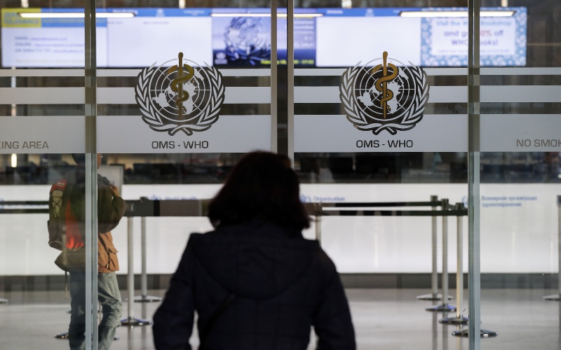 Lambang World Health Organization (WHO) terpampang di pintu masuk kantor pusat badan kesehatan dunia itu di Jenewa, Swiss, Selasa (18/2/2020). - Bloomberg/Stefan Wermuth