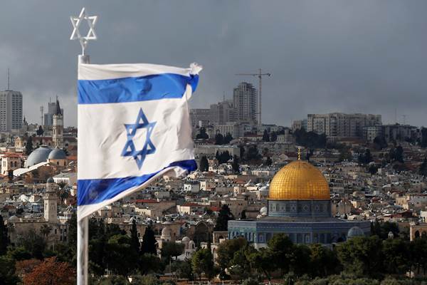 Bendera Israel terlihat di dekat Dome of the Rock, yang terletak di Kota Tua Yerusalem. - Reuters