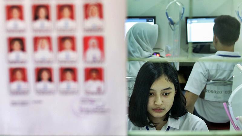 Siswa mengikuti Ujian Nasional Berbasis Komputer (UNBK) di Sekolah Menengah Atas (SMA) 70 Bulungan, Jakarta, Senin (1/4/2019). - ANTARA/Rivan Awal Lingga