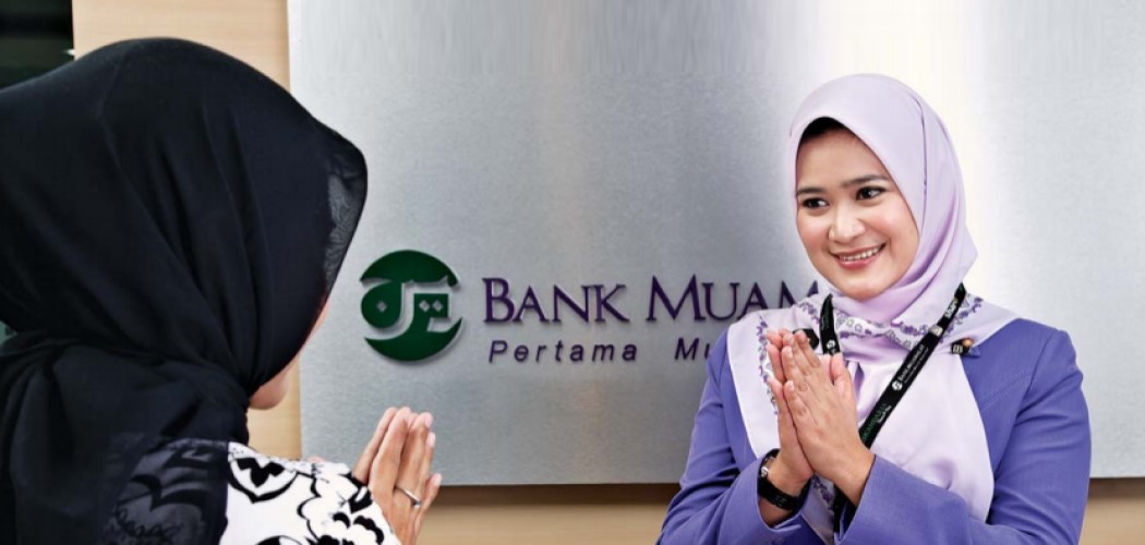 Petugas front office Bank Muamalat menyambut nasabah. - Annual Report 2008. 