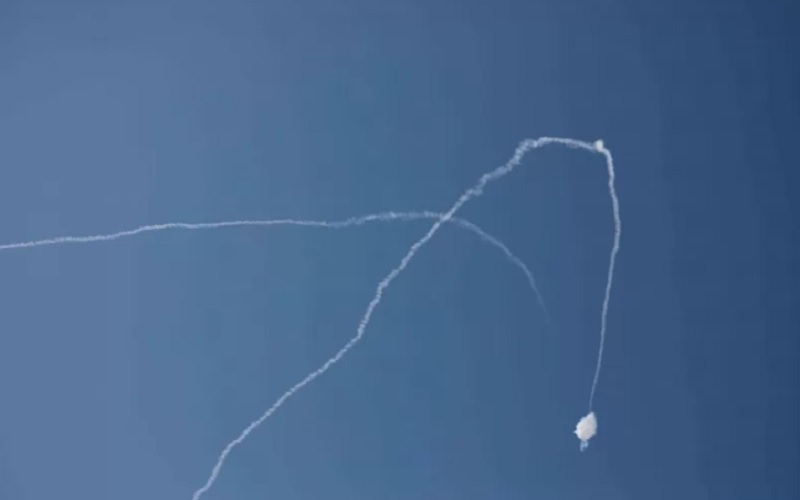 Arsip - Sistem anti-rudal Iron Dome menembakkan rudal intersepsi saat roket diluncurkan dari Gaza menuju Israel seperti yang terlihat dari kota Ashkelon, Israel, Selasa (12/11/2019). - Antara/Reuters