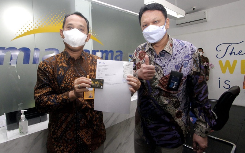 Direktur Utama PT Bank Mandiri Taspen Elmamber P Sinaga (kiri) dan Plt. Direktur Utama PT Kimia Farma Diagnostika Agus Chandra - Istimewa