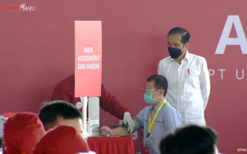 Presiden Joko Widodo meninjau pelaksanaan vaksinasi Gotong Royong perdana kepada para pekerja di Kawasan Industri Jababeka, Bekasi, Jawa Barat, Selasa 18 Mei 2021 / Youtube Setpres.