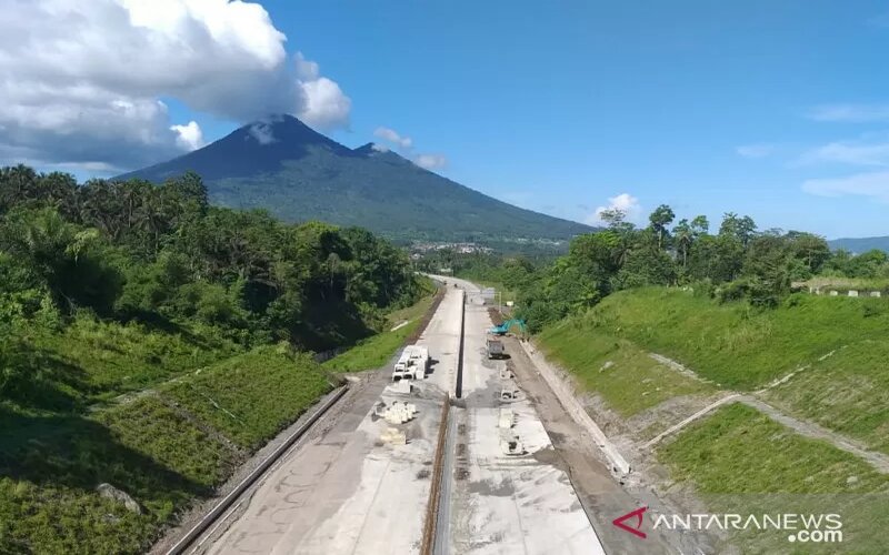 PT Jasamarga Manado Bitung terus menggenjot penyelesaian Tol Manado Manado Bitung pada bulan Oktober sebelum dioperasikan pada akhir Desember 2021. - Antara/Karel A Polakitan.