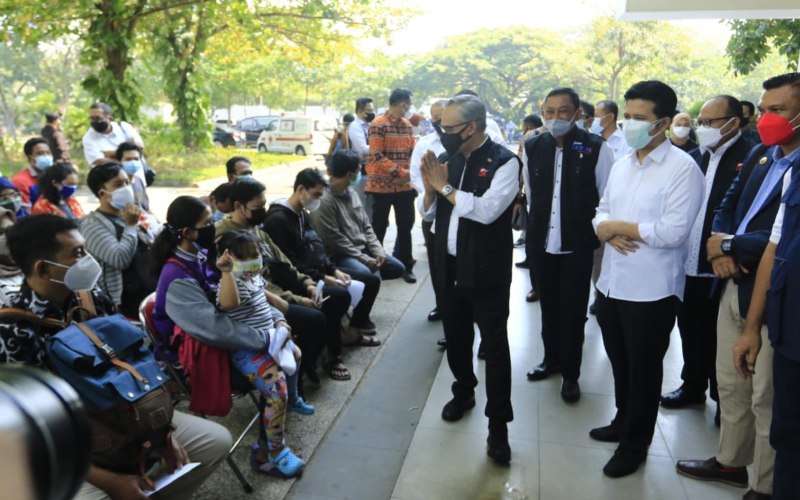 Ketua Dewan Komisioner OJK Wimboh Santoso  Wakil Gubernur Jawa Timur Emil Dardak melakukan peninjauan pelaksanaan kegiatan vaksinasi di Surabaya, Sabtu (4/9/2021) - Istimewa
