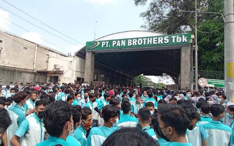 Pekerja PT Pan Brothers Boyolali berunjuk rasa di depan pabrik, Rabu (5/5/2021). - JIBI/Bayu Jatmiko Adi