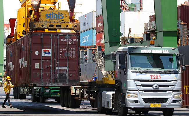 Sejumlah truk mengantre muatan peti kemas di Terminal Teluk Lamong, Surabaya, Jawa Timur, Kamis (13/2/2020). /Antara Foto - Didik Suhartono