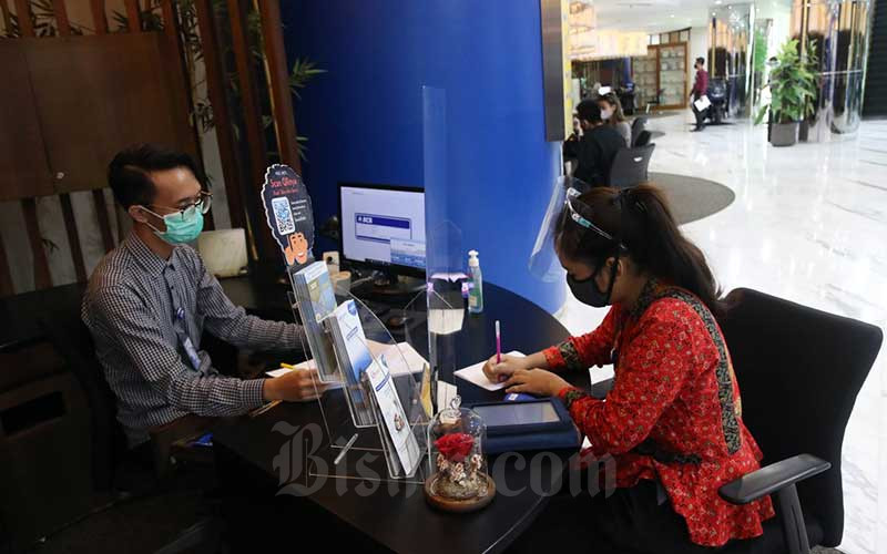Nasabah melakukan transaksi di salah satu Kantor Cabang Bank BCA di Jakarta, Rabu (23/9/2020). Bisnis - Eusebio Chrysnamurti
