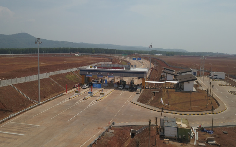 Gerbang Tol Gringsing yang menghubungkan Kawasan Industri Terpadu Batang dengan Tol Semarang / Batang / Bisnis