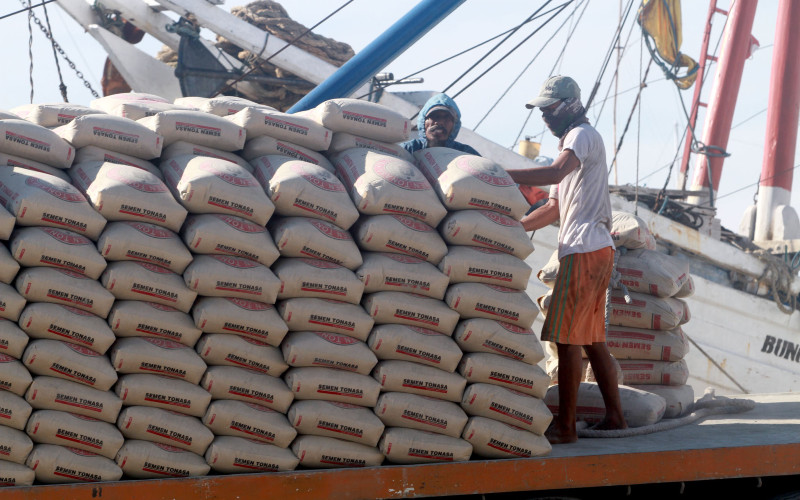 Pekerja memindahkan semen untuk diangkut ke kapal di Pelabuhan Paotere, Makassar, Sulawesi Selatan, Selasa (25/2/2020).  - Bisnis.com