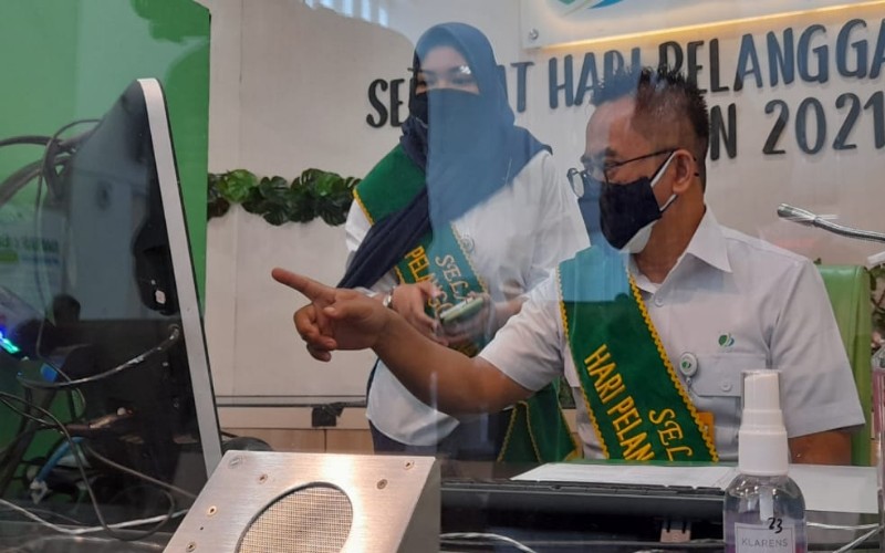 Dewan Pengawas BPJamsostek Yayat Syariful Hidayat (kanan) sedang melayani peserta BPJamsostek secara virtual pada momen Harpelnas 2021 di Pekanbaru, Riau. Istimewa