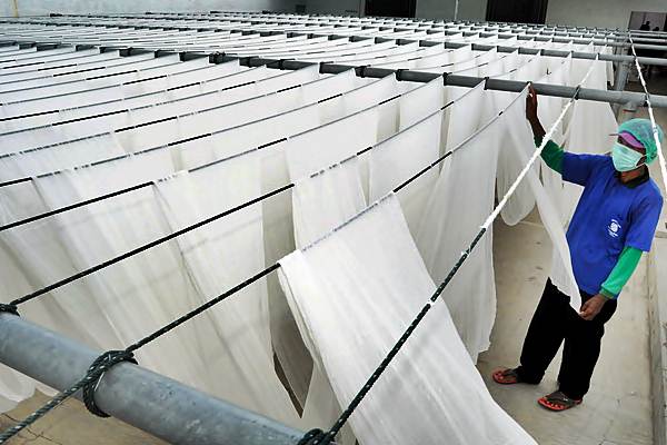 Pekerja menjemur kain kasa di sebuah industri pembuatan kain kasa, Kabupaten Pekalongan, Jawa Tengah, Jumat (24/2). - Antara/Harviyan Perdana Putra
