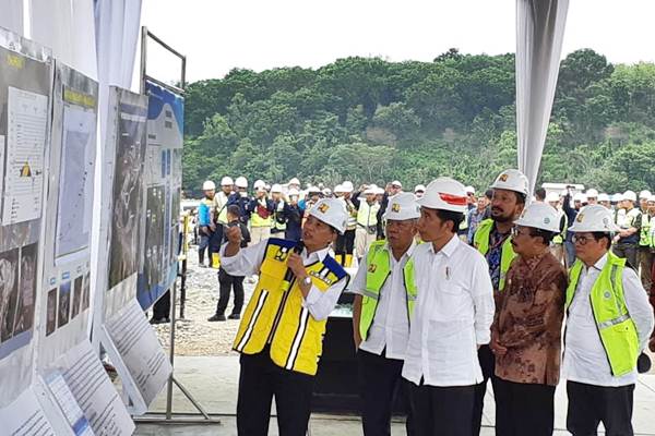 Presiden Joko Widodo (tengah) meninjau pembangunan Bendungan Bendo di Kabupaten Ponorogo, Jawa Timur, Jumat (4/1/2019). - Bisnis/Amanda Kusumawardhani