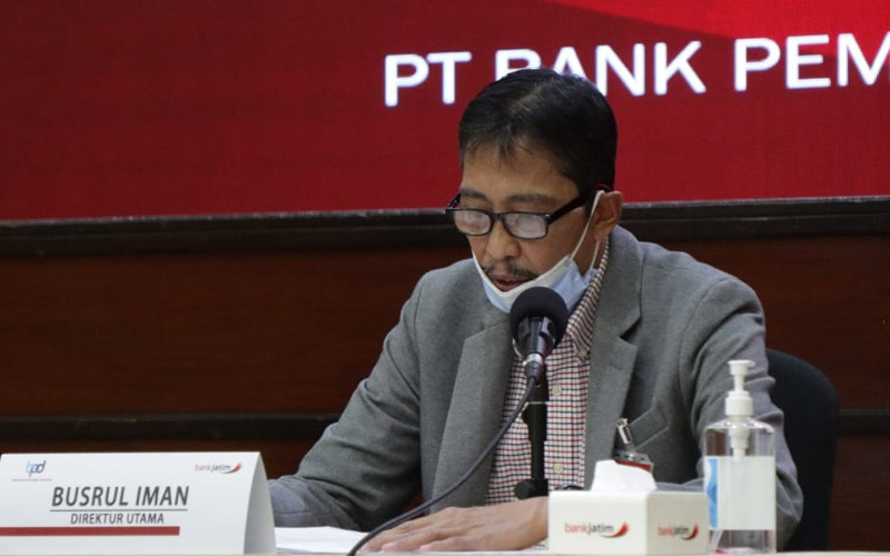 Busrul Iman, Direktur Utama Bank Jatim saat memberikan penjelasan dalam konferensi pers Kamis (22/10/2020). - Bisnis/Peni Widarti