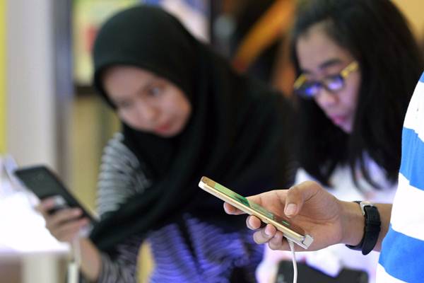 Pengunjung berada di gerai ponsel pintar di sebuah pusat perbelanjaan, di Jakarta, Rabu (20/6/2018). - JIBI/Dwi Prasetya