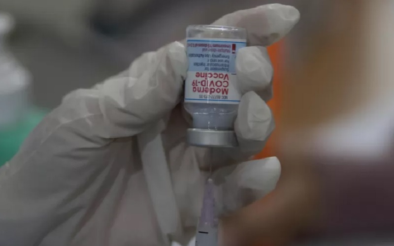 Petugas menyiapkan vaksin Moderna saat pelaksanaan vaksinasi untuk masyarkat umum di RSUP Mohammad Hoesin (RSMH) Palembang, Sumatera Selatan, Senin (30/8/2021. - Antara