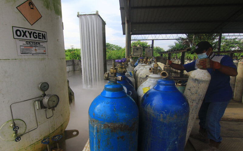 Pekerja di CV Asiana Gasindo tengah mengisi ulang tabung gas yang hendak disuplai ke sejumlah rumah sakit di Provinsi Sumatra Barat, Minggu (11/7/2021). - Bisnis/Noli Hendra\r\n