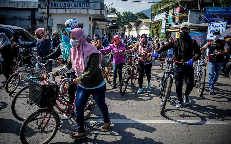 Sejumlah pegawai PT Kahatex berjalan keluar kawasan pabrik di Kabupaten Sumedang, Jawa Barat, Rabu (17/6/2020). Data dari Kementerian Ketenagakerjaan mencatat, per 27 Mei 2020 sebanyak 3.066.567 pekerja dikenai pemutusan hubungan kerja dan dirumahkan akibat pandemi Covid-19. ANTARA FOTO - Raisan Al Farisi