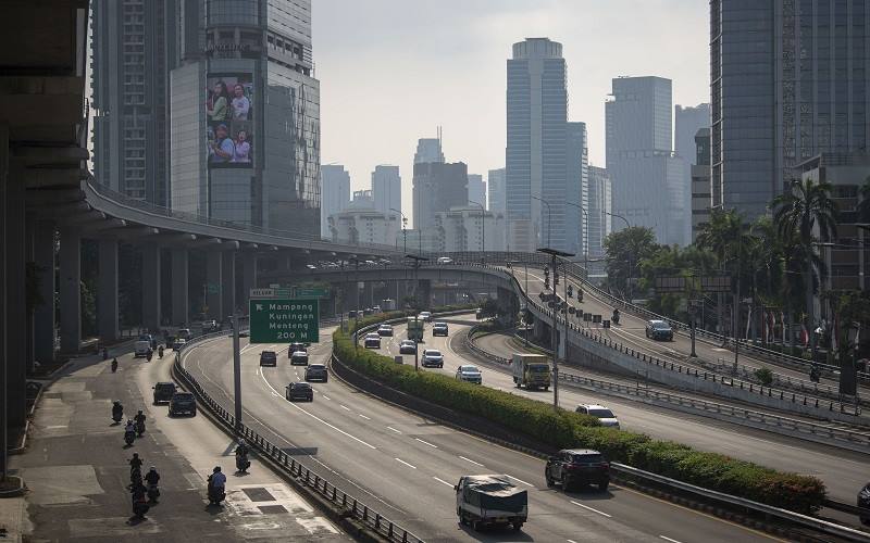 Sejumlah kendaraan bermotor melintasi Jalan Gatot Subroto di Jakarta, Rabu (11/8/2021). Menurut Koalisi Inisiatif Bersihkan Udara Koalisi Semesta, polusi udara Jakarta memburuk pada masa Pemberlakuan Pembatasan Kegiatan Masyarakat (PPKM) sejak Juli 2021 karena melampaui baku mutu polusi udara harian sebesar 55 ?g - m3 untuk kandungan partikulat berukuran di bawah 2,5 mikrometer atau meningkat empat hingga enam kali lipat dibanding Juni 2021 (berdasarkan status Baku Mutu Udara Ambient PM 2,5 di stasiun pemanta