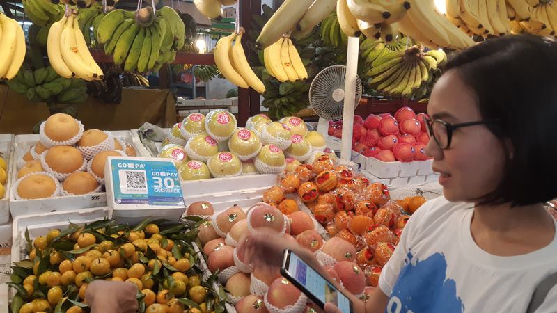 Seorang pelanggan menggunakan Go-Pay untuk berbelanja buah di Pasar Modern Town Market, Kota Tangerang pada Kamis (4/4/2019). - Bisnis/Leo Dwi Jatmiko