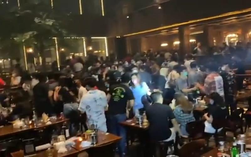 Kerumunan massa di kafe Holywings, Kemang Jakarta Selatan melanggar aturan PPKM level 3 pada Sabtu (4/9/2021) malam. - Twitter