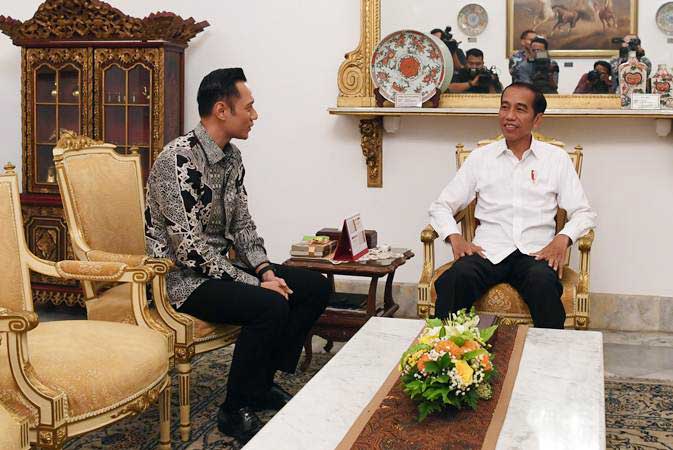 Presiden Joko Widodo (kanan) menerima kunjungan Komandan Komando Satuan Tugas Bersama (Kogasma) Partai Demokrat Agus Harimurti Yudhoyono (AHY) di Istana Merdeka, Jakarta, Kamis (2/5/2019). - ANTARA/Wahyu Putro A