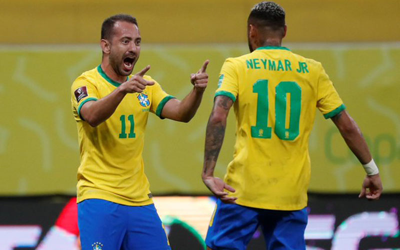 Dua bintang Brasil, Neymar da Silva Jr. (kanan) dan Everton Ribeiro, selepas gol pertama mereka ke gawang Peru dalam pertandingan Pra-Piala Dunia 2022. - Twitter@CONMEBOL