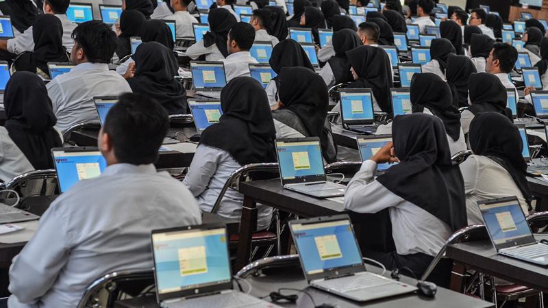Sejumlah peserta mengikuti Seleksi Kompetensi Dasar (SKD) berbasis Computer Assisted Test (CAT) untuk Calon Pegawai Negeri Sipil (CPNS) di Gedung Serba Guna Balekota Tasikmalaya, Jawa Barat, Sabtu (1/2/2020). -  ANTARA / Adeng Bustomi