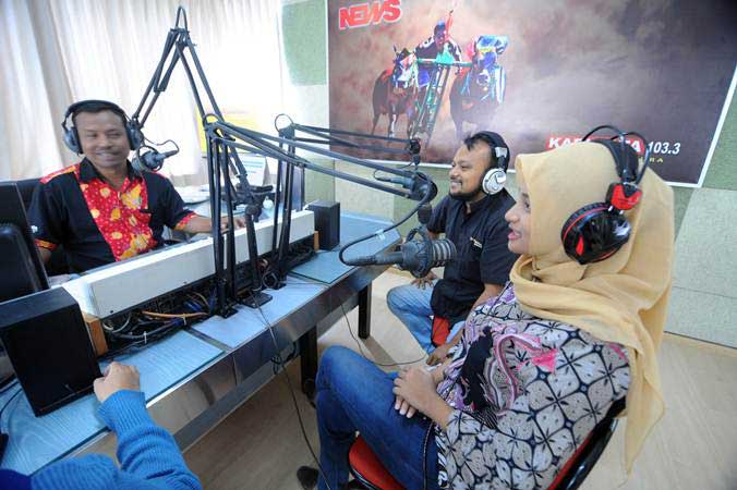 Penyiar (kiri) berinterkasi dengan nara sumber saat talk show di salah satu stasiun radio di Pamekasan, Madura, Rabu (13/2/2019). Perserikatan Bangsa Bangsa (PBB) menetapkan tanggal 13 Februari sebagai hari radio Internasional. - ANTARA FOTO/Saiful Bahri