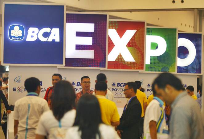 Pengunjung memadati arena pameran BCA EXPOVERSARY 2019 di ICE, Serpong, Tangerang, Banten, Jumat (22/2/2019). - ANTARA/Muhammad Iqbal