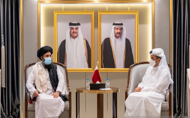 Wakil Perdana Menteri dan Menteri Luar Negeri Qatar Mohammed bin Abdulrahman Al Thani bertemu dengan Mullah Abdul Ghani Baradar, kepala biro politik Taliban, di Doha, Qatar, Selasa (17/8/2021). - Antara/Reuters