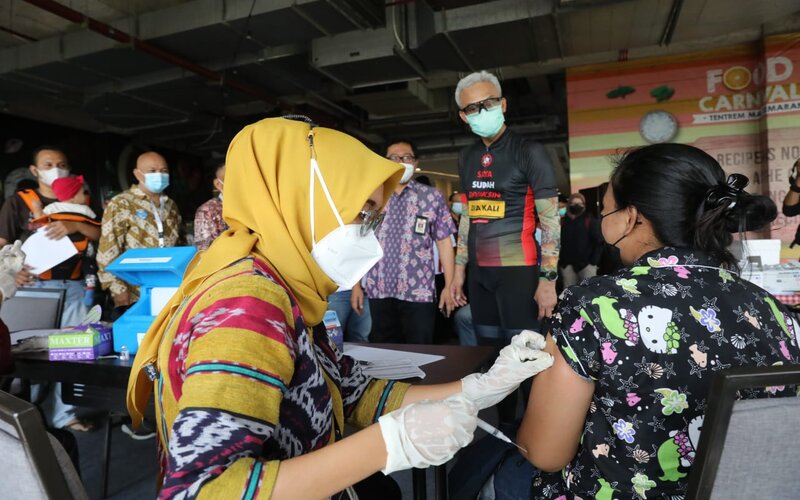 Gubernur Jateng Ganjar Pranowo saat meninjau sentra vaksinasi yang digelar oleh Paguyuban Pedagang Mi dan Bakso (Papmiso) Indonesia di Mall Tentrem Semarang, Selasa (14/9/2021). - Istimewa.