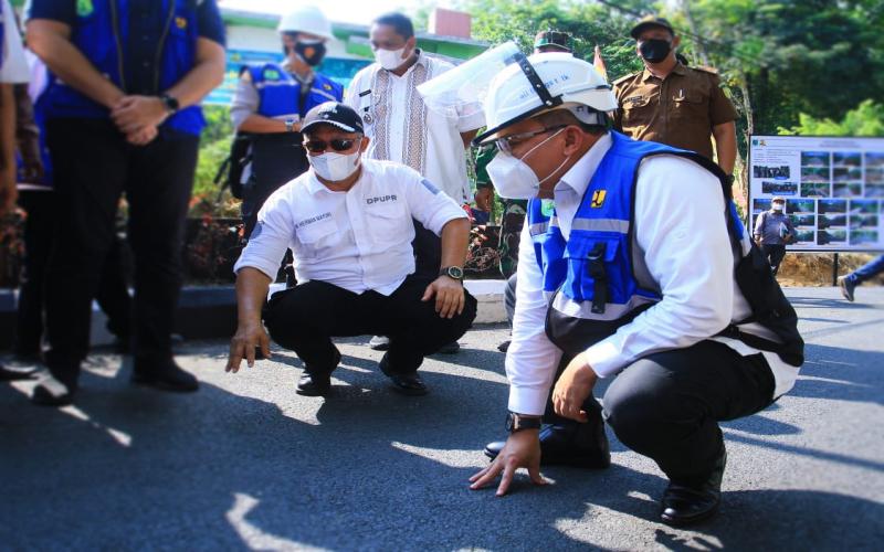 Bupati Kabupate  Musi Banyuasin Dodi Reza Alex (kanan) meninjau peningkatan jalan menggunakan aspal karet di Kecamatan Lais.  - Istimewa