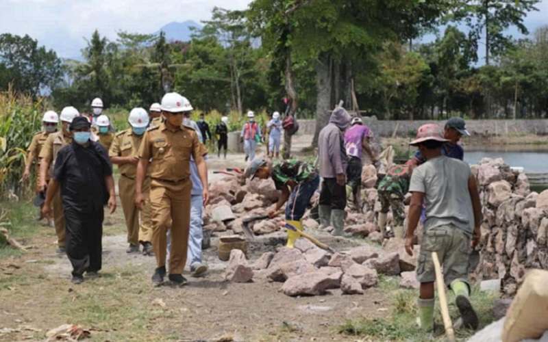 Wakil Bupati Garut Helmi Budiman meninjau pengerjaan proses revitalisasi objek wisata Situ Bagendit 