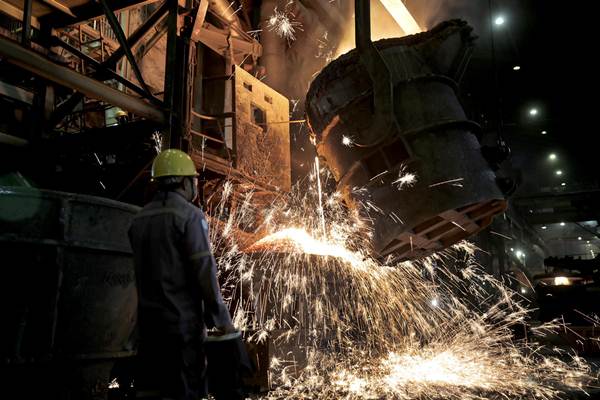 Pekerja melakukan proses pemurnian dari nikel menjadi feronikel di fasilitas pengolahan dan pemurnian (smelter) Pomalaa milik PT Aneka Tambang (ANTAM) Tbk, di Kolaka, Sulawesi Tenggara, Selasa (8/5/2018).  - JIBI/Nurul Hidayat