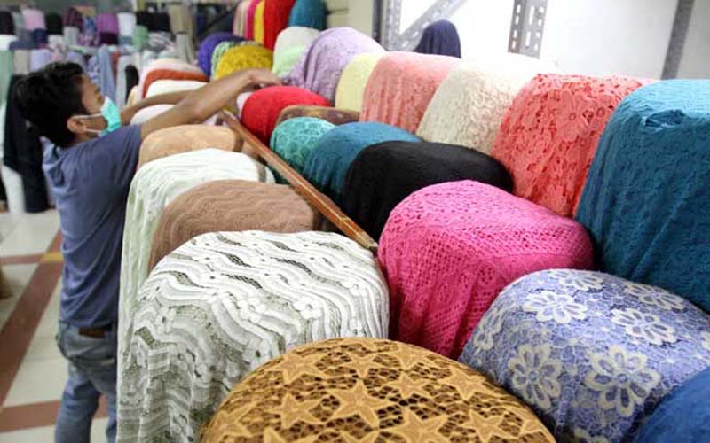 Pedagang menata kain tekstil di pasar Tanah Abang, Jakarta, Selasa (11/2/2020).  - Bisnis/Arief Hermawan 