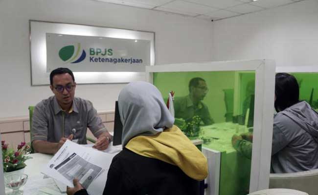 Karyawan melayani nasabah di salah satu kantor cabang BPJS Ketenagakerjaan/BP Jamsostek di Jakarta. Bisnis - Himawan L Nugraha
