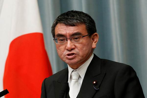 Mantan Menlu Jepang Taro Kono - Reuters 