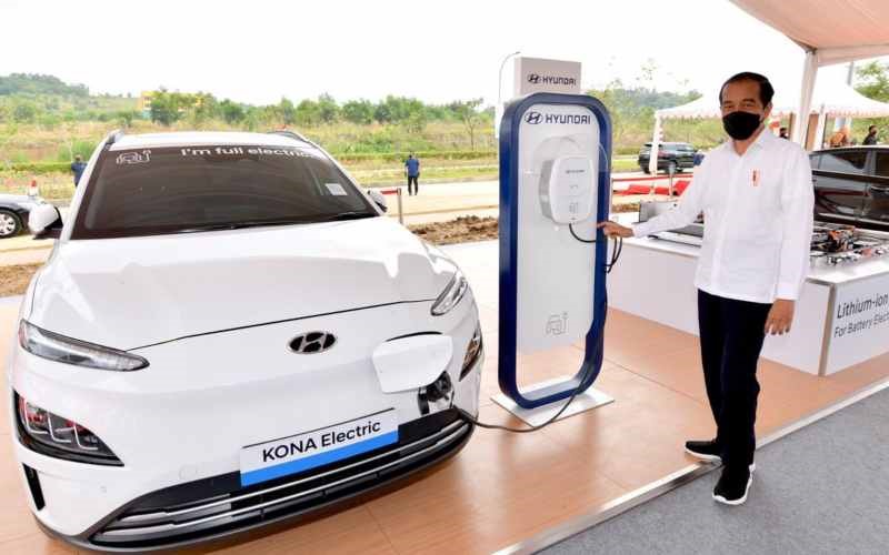 Presiden Joko Widodo meresmikan pembangunan pabrik baterai mobil listrik PT HKML Battery Indonesia di Karawang Jawa Barat. - Agus Suparto