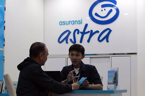 Petugas memberi penjelasan kepada pengunjung di Garda Center Asuransi Astra, di Jakarta, Rabu (20/6/2018). - JIBI/Dwi Prasetya