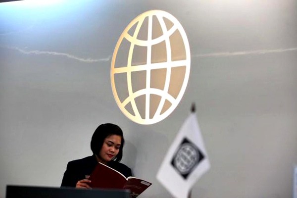 Karyawati beraktivitas di dekat logo Bank Dunia di Jakarta, Rabu (1/3). - JIBI/Dwi Prasetya