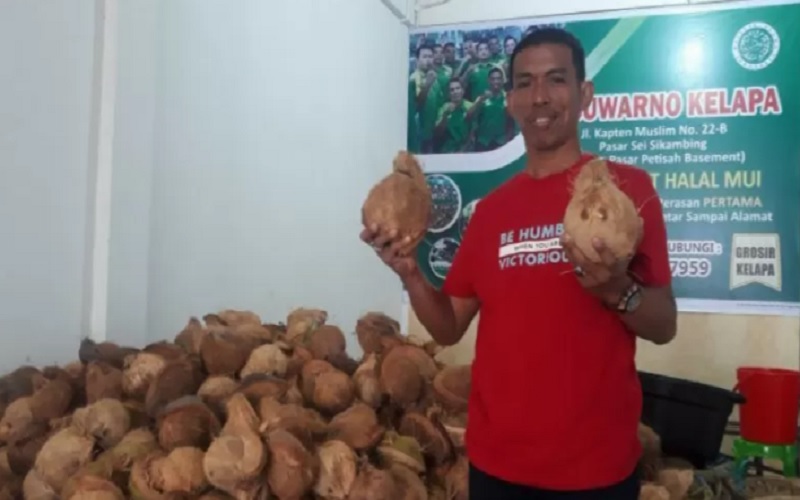 Suwarno tukang kelapa menjadi Dirut Perumda Pasar. - Antara