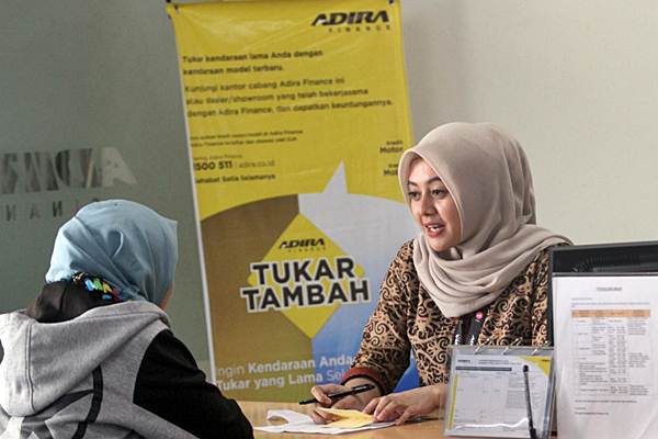 Nasabah melakukan penyelesaian administrasi di kantor Adira Makassar, Sulawesi Selatan, Jumat (9/2). - JIBI/Paulus Tandi Bone