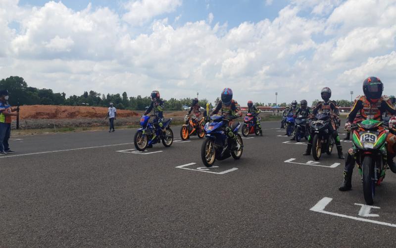 Sejumlah pembalap mengikuti Kejurnas Motoprix Region 3 Sumsel Piala Presiden 2021, di Sirkuit Skyland Sekayu, Muba.  - Bisnis/Dinda Wulandari