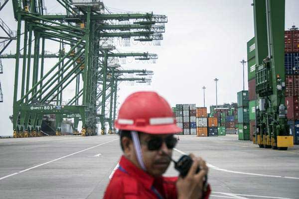 Petugas beraktivitas di New Priok Container Terminal (NPCT), Kali Baru, Cilincing, Jakarta. - ANTARA / Aprillio Akbar
